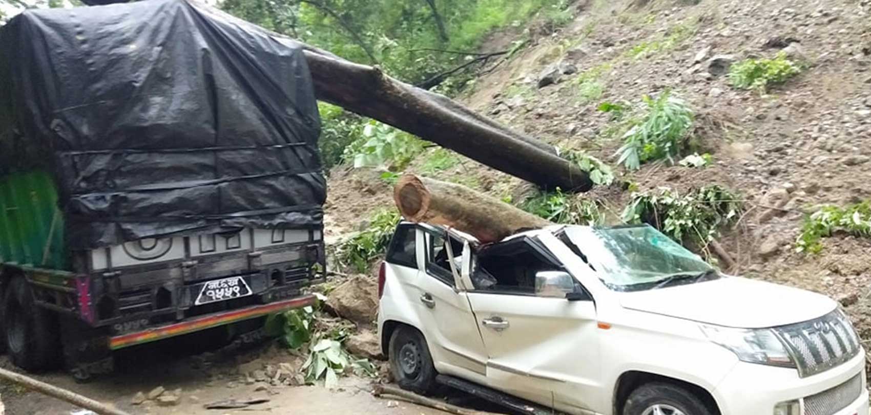 दाउन्नेमा पहिरो खस्दा ट्रक र कार च्यापिए, राजमार्ग अवरुद्ध